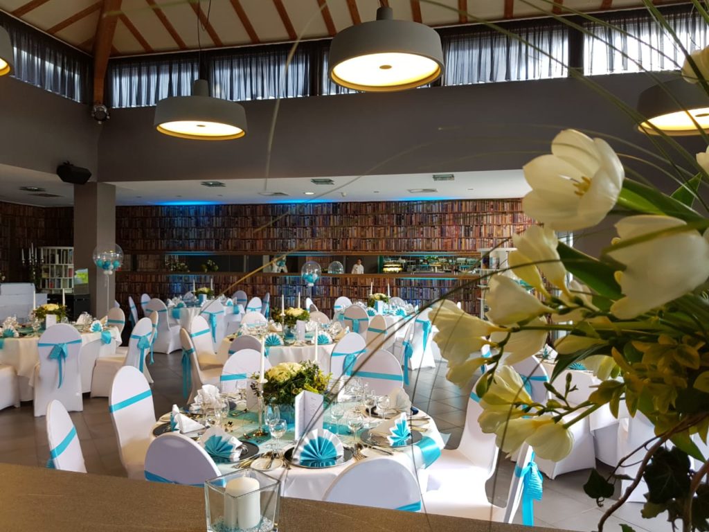 Festlich gedeckter Tisch mit Blumen und blauen Highlights