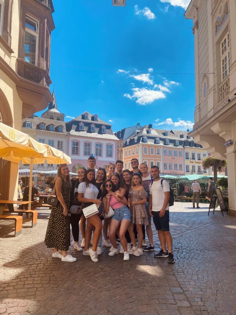Eine Gruppe junger Menschen in Trier auf dem Marktplatz
